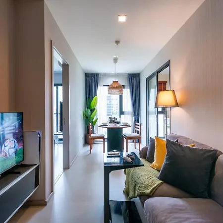 Luxurious Apartment With Train Access