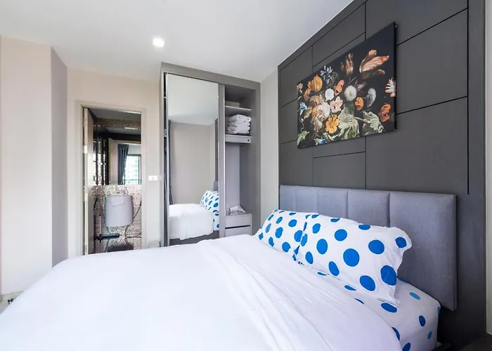 Luxurious With Train Access Apartment